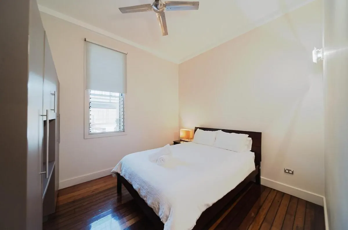 Flinders 2 Bed Unit Apartment Strand! Townsville 0*,